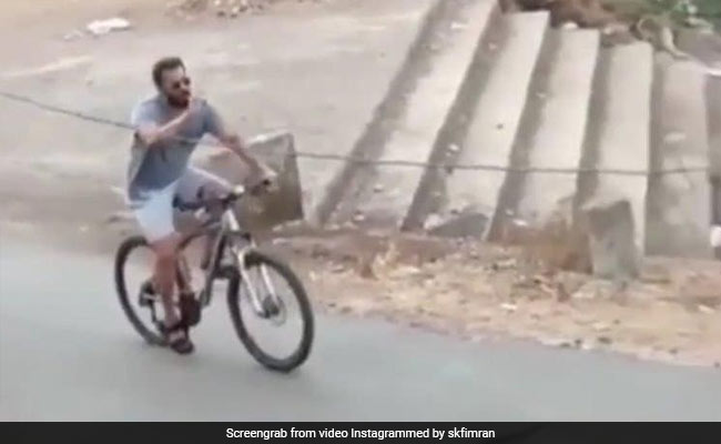 सलमान खान ने पनवेल में की टीम के साथ साइकलिंग, जैकलीन फर्नांडीस भी साथ आईं नजर- देखें Video