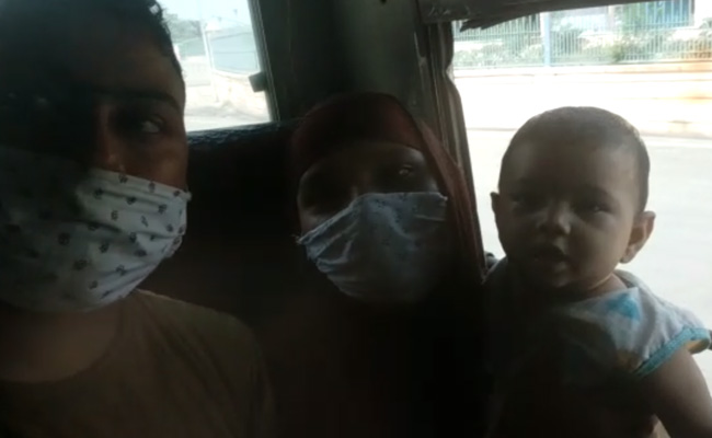 चल पड़ी ट्रेन में नन्ही बच्ची को दूध देने के लिए आरपीएफ जवान ने की बहुत मशक्कत, देखें  VIDEO