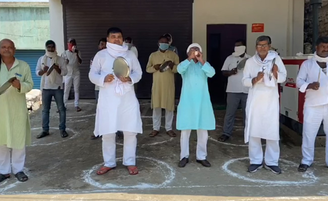 बिहार में बीजेपी की वर्चुअल रैली का आरजेडी ने थालियां पीटकर विरोध किया