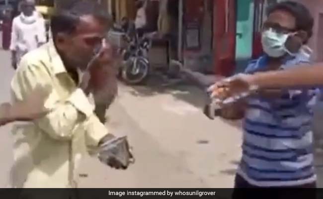 लोगों ने शख्स को दिया सैनिटाइजर, तो चरणामृत समझ पीने लगा, मशहूर गुलाटी ने शेयर किया Video