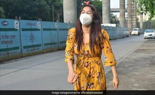 पीली ड्रेस पहन सड़क पर यूं चलती दिखीं शहनाज गिल, Photos में देखें पंजाब की कैटरीना कैफ का अंदाज