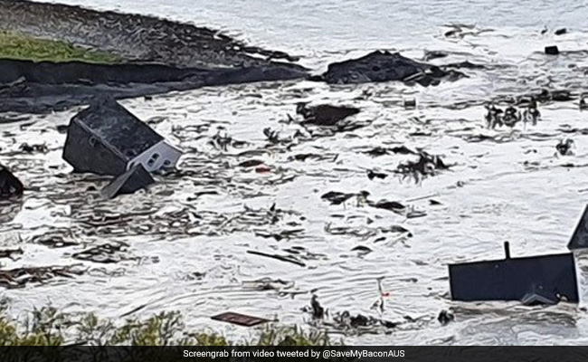 अचानक समुद्र के ऊपर तैरने लगा घर, पलक झपकते ही ऐसे उजड़ गई पूरी बस्ती