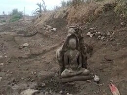 मनरेगा मजदूर कर रहे थे खुदाई, निकली चार फीट ऊंची और छह सौ किलोग्राम वजनी जैन तीर्थकार पार्श्वनाथ की मूर्ति मनरेगा मजदूर कर रहे थे खुदाई, निकली चार फीट ऊंची और छह सौ किलोग्राम वजनी जैन तीर्थकार पार्श्वनाथ की मूर्ति