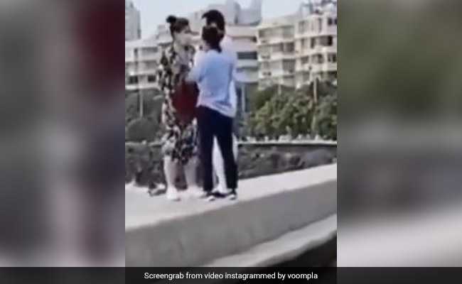 लॉकडाउन के दौरान करीना कपूर, तैमूर और सैफ संग मरीन ड्राइव पर घूमती आईं नजर, Video हुआ वायरल