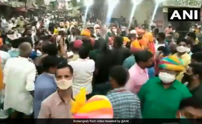 राजस्थान में सोशल डिस्टेंसिंग की उड़ी धज्जियां, कांग्रेस MLA भी मौजूद, देंखे VIDEO 