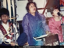 नेहा कक्कड़ ने शेयर की बचपन की फोटो, भाई टोनी कक्कड़ संग स्टेज पर बैठी आईं नजर नेहा कक्कड़ ने शेयर की बचपन की फोटो, भाई टोनी कक्कड़ संग स्टेज पर बैठी आईं नजर