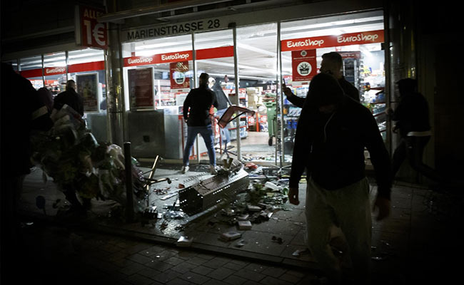 जर्मनी के इस शहर में सैंकड़ों लोगों ने मचाया उत्पात,  तोड़फोड़ कर दुकानों में की लूटपाट