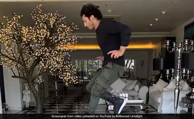 बॉलीवुड का यह स्टार पानी पर यूं चलता आया नजर, वायरल हुआ Video