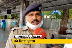बच्चे को दूध पहुंचाने के लिए ट्रेन के पीछे दौड़ लगाने वाले जवान को किया गया सम्मानित बच्चे को दूध पहुंचाने के लिए ट्रेन के पीछे दौड़ लगाने वाले जवान को किया गया सम्मानित
