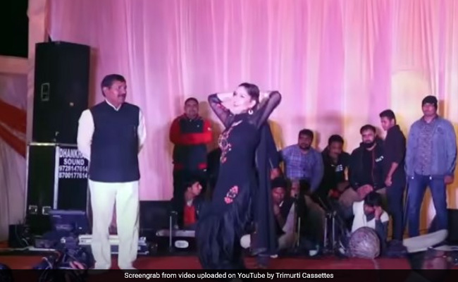 सपना चौधरी ने स्टेज पर जोरदार डांस से मचाई धूम, 1 करोड़ से ज्यादा बार देखा गया Video