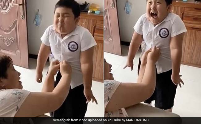 चार महीने लॉकडाउन के बाद खुला स्कूल, बच्चे की शर्ट का बटन लगाने में मां के छूटे पसीने... देखें Video