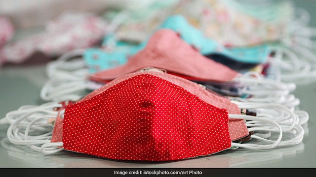 Coronavirus mask: Fabric face masks should be worn in busy settings like travelling in public transport