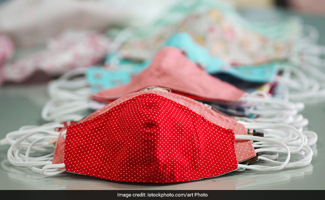 Coronavirus mask: Fabric face masks should be worn in busy settings like travelling in public transport