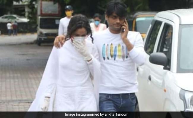 सुशांत सिंह राजपूत के घर पहुंचीं अंकिता लोखंडे, एक्ट्रेस का रो-रोकर हुआ बुरा हाल- देखें Photo और Video