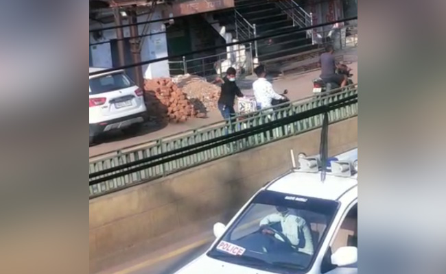 Lockdown: रायपुर में पुलिस ने सड़क पर आने-जाने वालों पर डंडे बरसाए, वीडियो वायरल