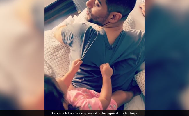 This Video Of Little Mehr Adorably "Beating Up" Dad Angad Bedi Is The Best Thing You'll See Today