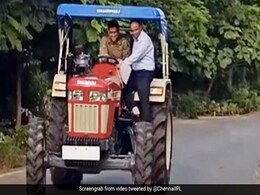 एमएस धोनी ने लॉकडाउन में खरीदा ट्रैक्टर, हंसते हुए तेज दौड़ाया तो डर गया पास में बैठा शख्स... देखें Video एमएस धोनी ने लॉकडाउन में खरीदा ट्रैक्टर, हंसते हुए तेज दौड़ाया तो डर गया पास में बैठा शख्स... देखें Video