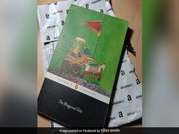 शख्स ने मंगवाया ‘कम्युनिस्ट मैनिफेस्टो’ लेकिन उसे मिली ‘भगवद गीता’ की प्रति शख्स ने मंगवाया ‘कम्युनिस्ट मैनिफेस्टो’ लेकिन उसे मिली ‘भगवद गीता’ की प्रति