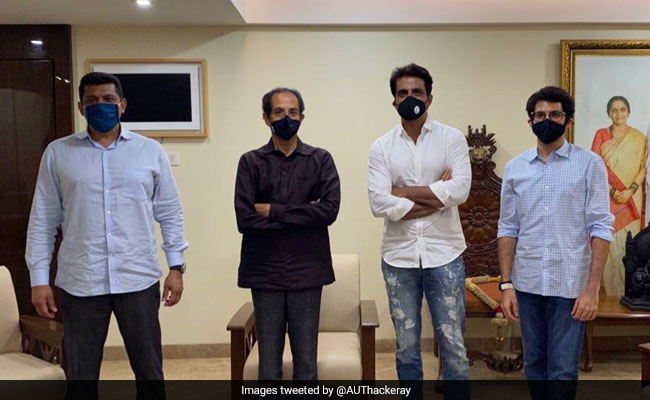 शिवसेना द्वारा सवाल उठाए जाने के बाद मुख्यमंत्री उद्धव ठाकरे से मिले सोनू सूद