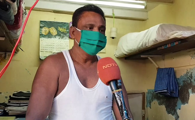 लोगों को मजबूरी में बदलना पड़ रहा है काम, लॉकडाउन में इस्त्री करने को मजबूर