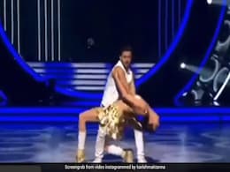 करिश्मा तन्ना ने 'लड़की ब्यूटीफुल' सॉन्ग पर किया ऐसा ताबड़तोड़ डांस, Video हुआ वायरल करिश्मा तन्ना ने 'लड़की ब्यूटीफुल' सॉन्ग पर किया ऐसा ताबड़तोड़ डांस, Video हुआ वायरल