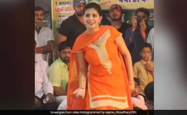 सपना चौधरी ने स्टेज पर डांस से फिर मचाया धमाल, देसी क्वीन का Video हुआ वायरल