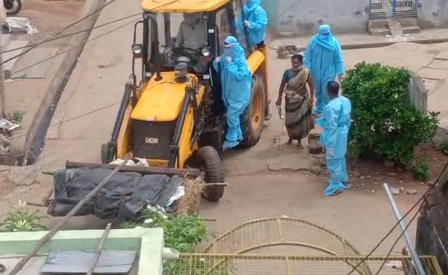 कोरोना संक्रमित मरीज का शव जेसीबी के जरिए पहुंचाया गया श्मशान घाट, सियासी घमासान हुआ तेज