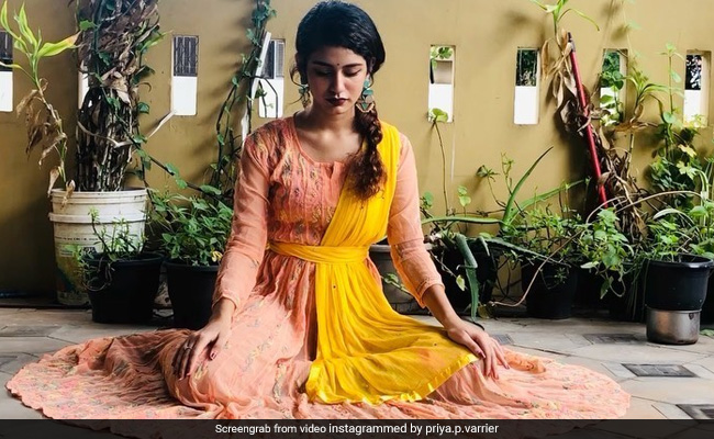 Priya Prakash Varrier ने ऐश्वर्या राय के सॉन्ग पर किया ऐसा जोरदार डांस, बार-बार देखा जा रहा Video Priya Prakash Varrier ने ऐश्वर्या राय के सॉन्ग पर किया ऐसा जोरदार डांस, बार-बार देखा जा रहा Video