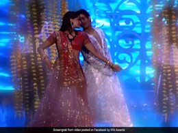 सोनम कपूर ने स्टेज पर किया धमाकेदार डांस,  अनिल कपूर मुस्कुराते दिखे- देखें थ्रोबैक Video सोनम कपूर ने स्टेज पर किया धमाकेदार डांस,  अनिल कपूर मुस्कुराते दिखे- देखें थ्रोबैक Video