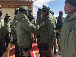 सेना प्रमुख ने किया LAC का दौरा, हिंसक झड़प में साहस दिखाने वाले जांबाजों को किया सम्मानित सेना प्रमुख ने किया LAC का दौरा, हिंसक झड़प में साहस दिखाने वाले जांबाजों को किया सम्मानित