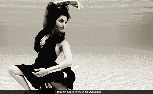 श्रुति हासन की अंडर वाटर तस्वीरें ने इंटरनेट पर मचाई धूम, देखें पानी में एक्ट्रेस का जुदा अंदाज