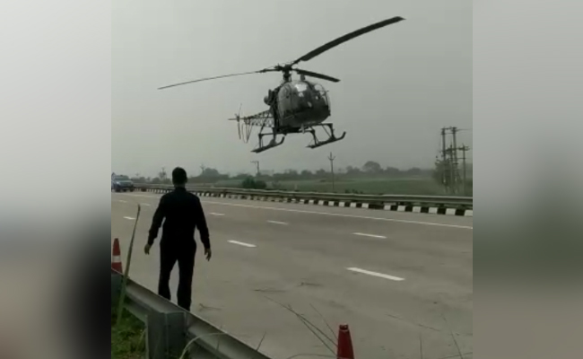 VIDEO: हरियाणा में एक्सप्रेसवे पर उतरा भारतीय वायुसेना का 'चीता' हेलीकॉप्टर