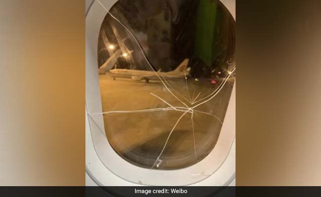 ब्वॉयफ्रेंड ने दिया धोखा, तो दारू पीकर प्लेन में बैठी लड़की ने मुक्के मार-मारकर तोड़ दी खिड़की और फिर...