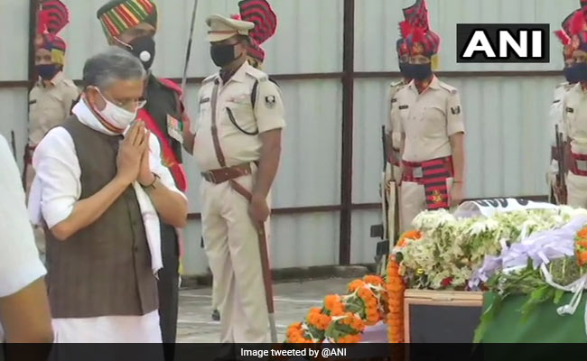 गलवान घाटी में जान कुर्बान करने वाले हवलदार सुनील कुमार को सुशील मोदी, तेजस्वी यादव ने पटना एयरपोर्ट पर दी श्रद्धांजलि