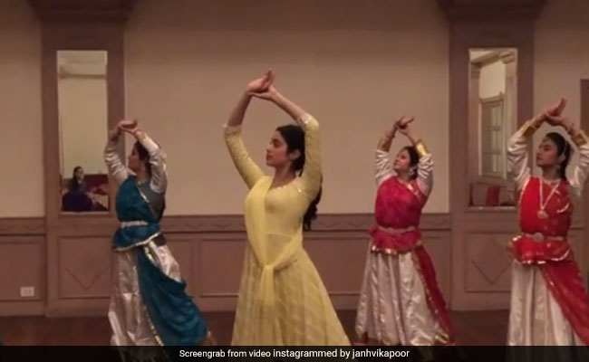When Janhvi Kapoor Danced To Madhuri Dixit's Song <I>O Re Piya</I>
