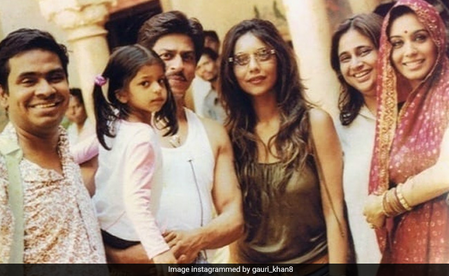 Throwback: Shah Rukh Khan, Gauri And Tiny Suhana With Rani Mukerji On The Sets Of <i>Paheli</i>