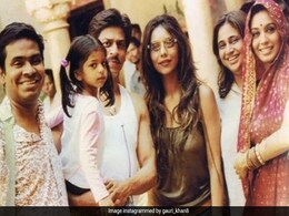 Throwback: Shah Rukh Khan, Gauri And Tiny Suhana With Rani Mukerji On The Sets Of <i>Paheli</i> Throwback: Shah Rukh Khan, Gauri And Tiny Suhana With Rani Mukerji On The Sets Of <i>Paheli</i>