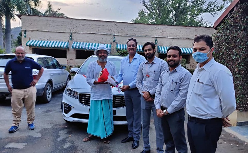 Former Cricketer Ajay Jadeja Brings Home An All-New Kia Carnival MPV