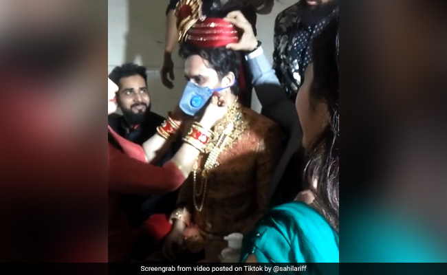 लॉकडाउन में दुल्हन के घर बारात लेकर पहुंचा दूल्हा तो लड़कीवालों ने ऐसे किया स्वागत... देखें TikTok Viral Video