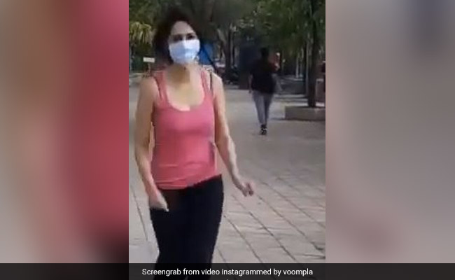 फोटोग्राफर्स को देख मल्लिका शेरावत ने लगा दी दौड़, बोलीं- डर गए सारे... देखें Video