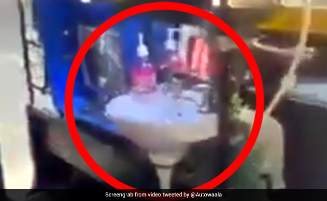 कोरोना से बचने के लिए ऑटोवाले ने लगाया ऐसा देसी जुगाड़, लोग हंस-हंसकर लोट-पोट... देखें Viral Video