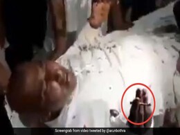 गोली लगने पर भी स्ट्रेचर पर बीड़ी पीता रहा शख्स, IPS ने कहा- 'चीन को लगता है, जमीन छोड़ देंगे...' - देखें Video गोली लगने पर भी स्ट्रेचर पर बीड़ी पीता रहा शख्स, IPS ने कहा- 'चीन को लगता है, जमीन छोड़ देंगे...' - देखें Video