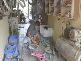 मनरेगा में ऐसा काम दिया कि मजदूर खुद छोड़कर भाग जाएं, टीचर ने खोली पंक्चर मरम्मत की दुकान मनरेगा में ऐसा काम दिया कि मजदूर खुद छोड़कर भाग जाएं, टीचर ने खोली पंक्चर मरम्मत की दुकान