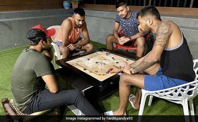 हार्दिक पंड्या ने कैरम खेलते हुए भाई को घूरा तो विराट कोहली हुए हंस-हंसकर लोट-पोट, बोले- 'हाथ बोर्ड पर और...'