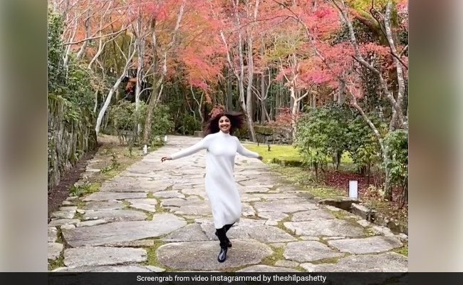 शिल्पा शेट्टी नेचर के बीच स्लो मोशन में झूमती आईं नजर, बोलीं- साल 2020 ने बहुत कुछ सिखाया, देखें Video