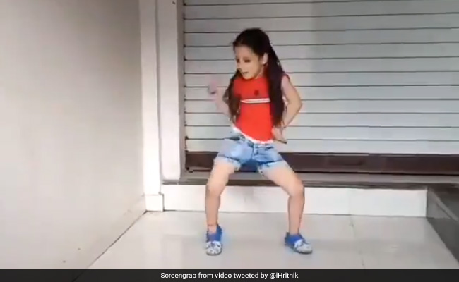 Viral Video: इस छोटी लड़की ने 'जय जय शिव शंकर' सॉन्ग पर किया धांसू डांस तो ऋतिक रोशन बोले- कमाल की स्टार...