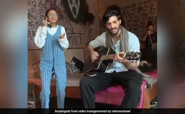 Here's What Happened When Sushmita Sen's Boyfriend Rohman Shawl Visited Her On The Sets Of <i>Aarya</I> For The First Time