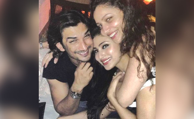 मौनी रॉय ने पुरानी Photos शेयर कर किया सुशांत सिंह राजपूत को याद, अंकिता लोखंडे भी साथ आईं नजर