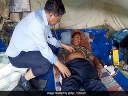 बॉर्डर पर जवान की तबीयत हुई खराब तो इलाज करने के लिए नदी पार कर पहुंचे विधायक, देखें Viral Photos बॉर्डर पर जवान की तबीयत हुई खराब तो इलाज करने के लिए नदी पार कर पहुंचे विधायक, देखें Viral Photos
