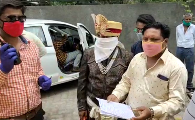 नियम तोड़कर बारात निकालना दूल्हे को पड़ा महंगा, शहरी निकाय अधिकारियों की पकड़ में आया और फिर...,देखें VIDEO